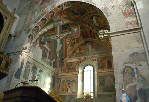 The sanctuary area in the Gubbio church, with fresco deterioration